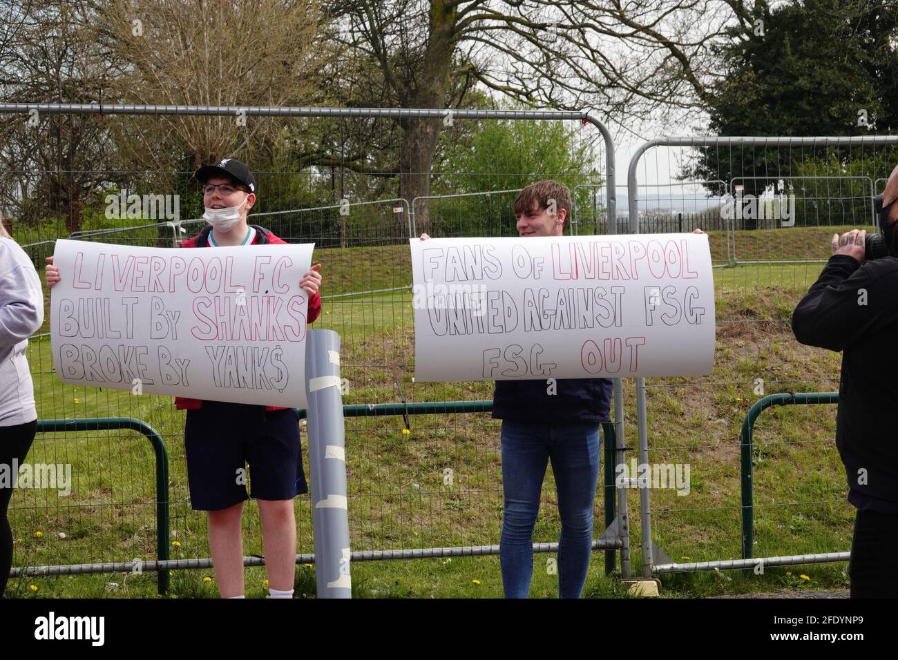 Liverpool, Großbritannien. April 2021. LFC-Fans protestieren vor dem Heimspiel gegen Newcastle United in Anfield vor dem Vereinsbesitzer FSG kürzlich abgebrochene Entscheidung, der neuen Europäischen Super League beizutreten. Kredit: ken biggs/Alamy Live Nachrichten Stockfoto