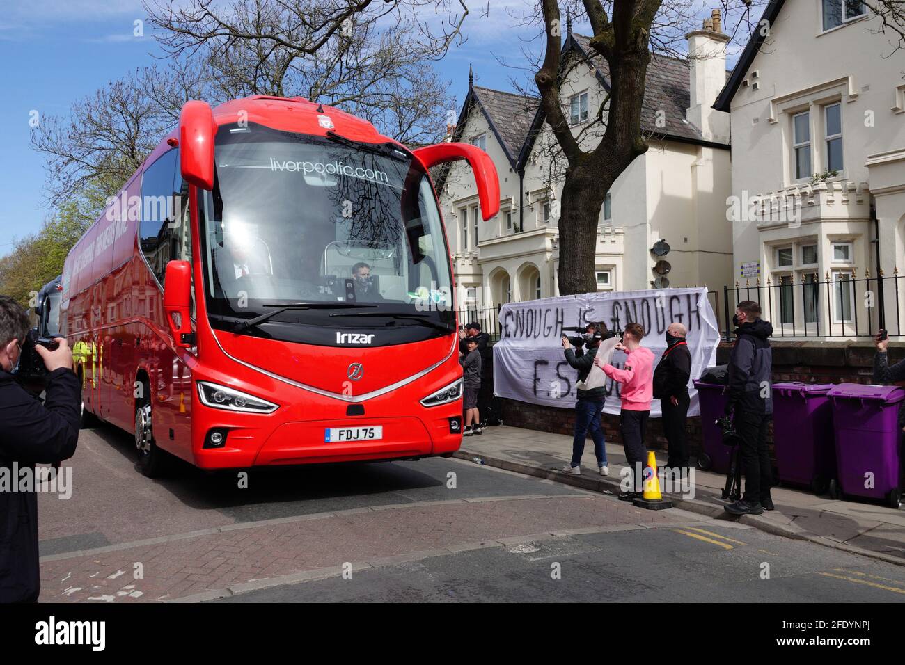 Liverpool, Großbritannien. April 2021. LFC-Fans protestieren vor dem Heimspiel gegen Newcastle United in Anfield vor dem Vereinsbesitzer FSG kürzlich abgebrochene Entscheidung, der neuen Europäischen Super League beizutreten. Kredit: ken biggs/Alamy Live Nachrichten Stockfoto