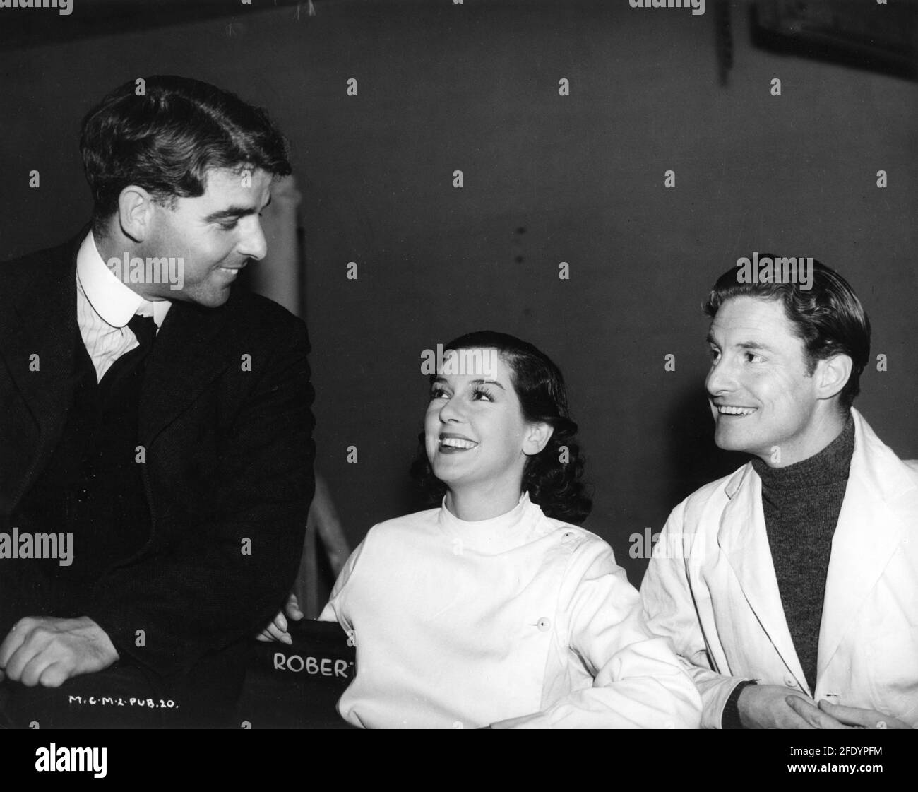 EMLYN WILLIAMS ROSALIND RUSSELL und ROBERT DONAT am Set offen während der Dreharbeiten zum ROMAN des REGISSEURS KÖNIG VIDOR A.J. von CITADEL 1938 Cronin Drehbuch Ian Dalrymple Frank Wead und Elizabeth Hill zusätzlicher Dialog Emlyn Williams Produzent Victor Saville Metro Goldwyn Mayer British Studios Stockfoto