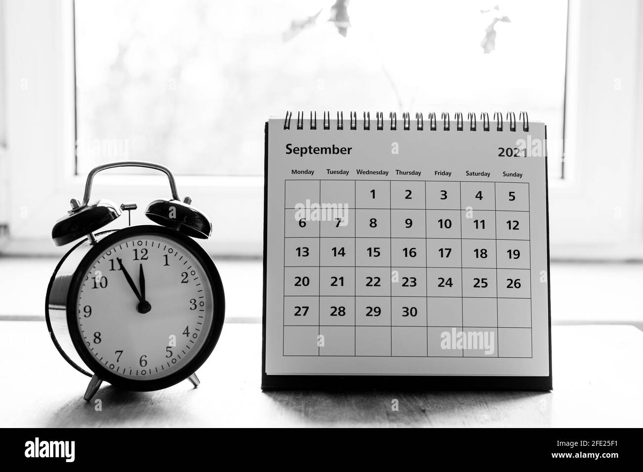 September 2021 Graustufenkalender - Monatsseite zeigt Datum an Holztisch Stockfoto