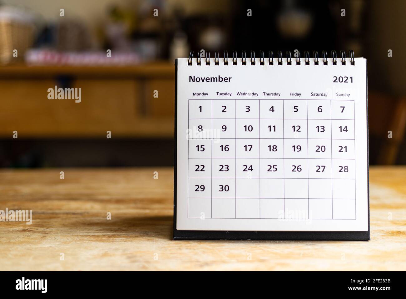 November 2021 Kalender - Monatsseite mit Datum auf Holz Tabelle Stockfoto