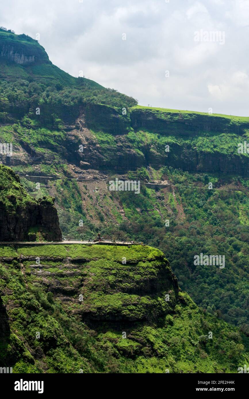 Wunderschöne Hügel und Täler, wie man sie bei Malshej Ghat in Maharashtra, Indien, sieht Stockfoto