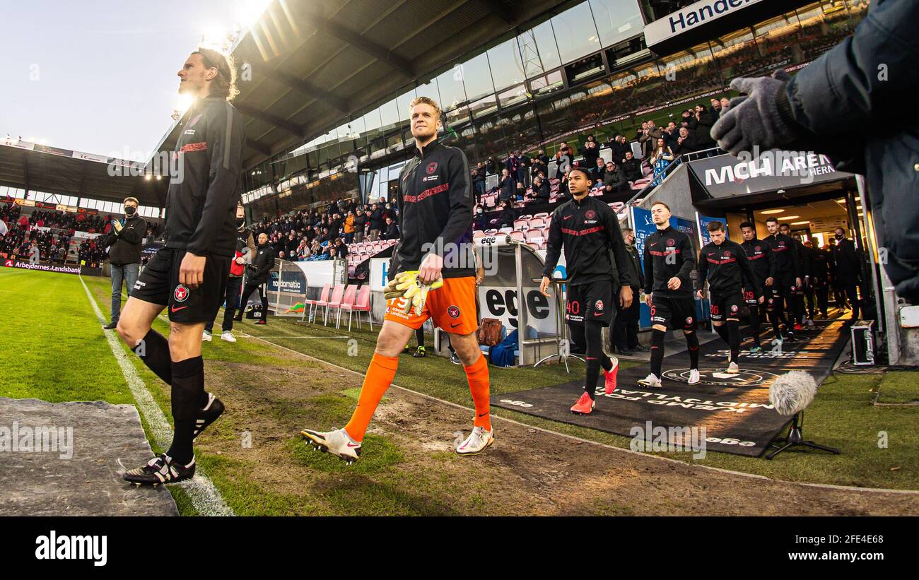 Herning, Dänemark. 22. April 2021. Die Spieler des FC Midtjylland treten in der MCH Arena in Herning in das 3F Superliga-Spiel zwischen dem FC Midtjylland und dem FC Kopenhagen ein. (Foto: Gonzales Photo - Morten Kjaer). Stockfoto