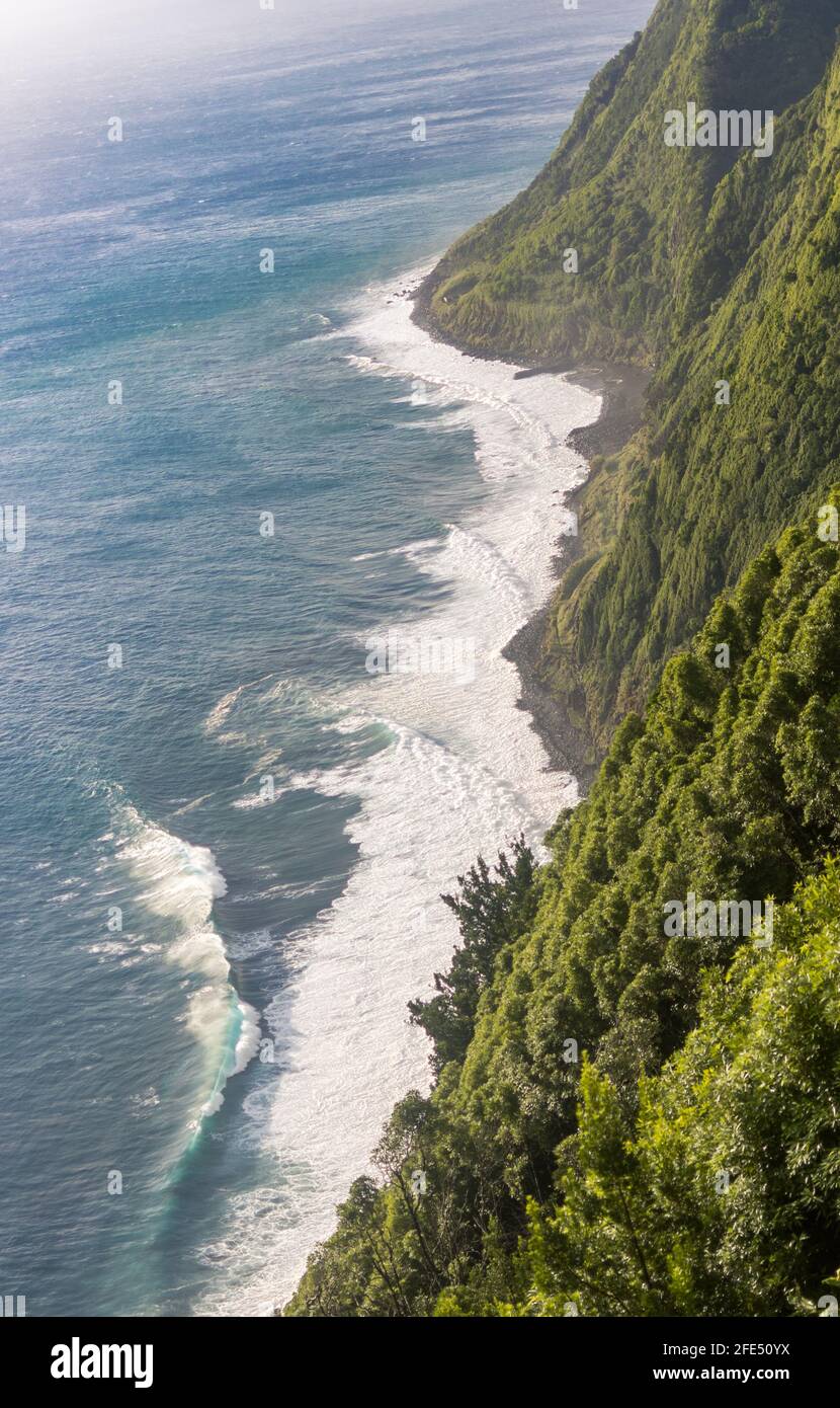 Blick auf die dramatische Ostküste der Azoren vom Aussichtspunkt Ponta do Arnel auf der Insel Sao Miguel, Azoren, Portugal. Steile Klippen beleuchtet von weichen Stockfoto