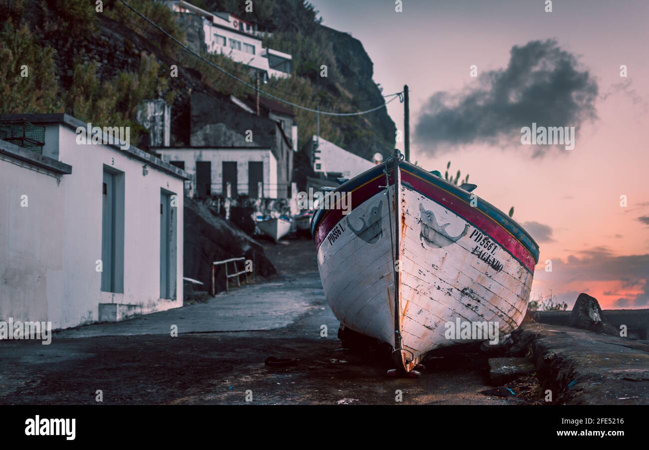 Fischerboot bei Sonnenaufgang an der Küste von Sao Miguel, Azoren, Portugal, im nordsten Hafen in der Nähe von Farol do Arnel Stockfoto