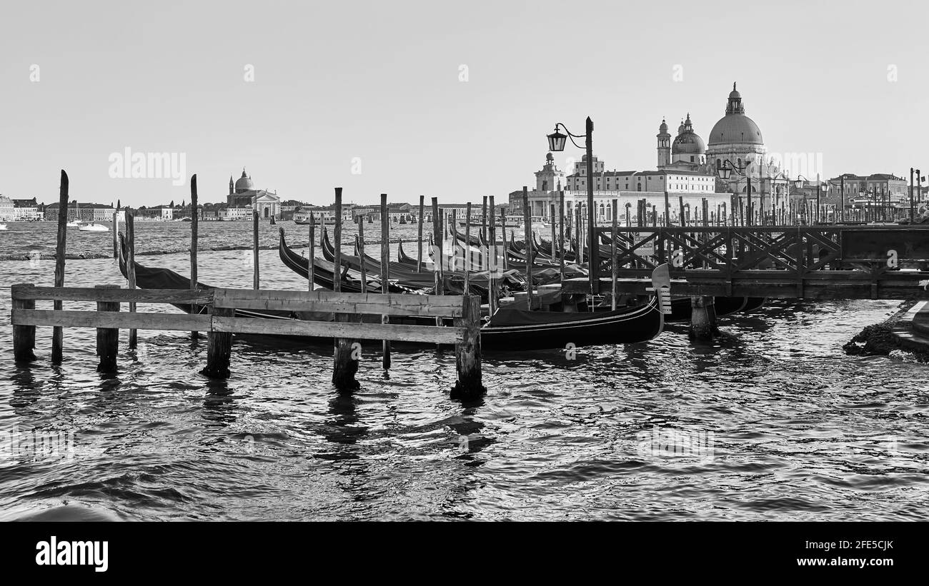 Venedig in Italien. Schwarz-weiße venezianische Aussicht mit festgetäuten Gondeln Stockfoto