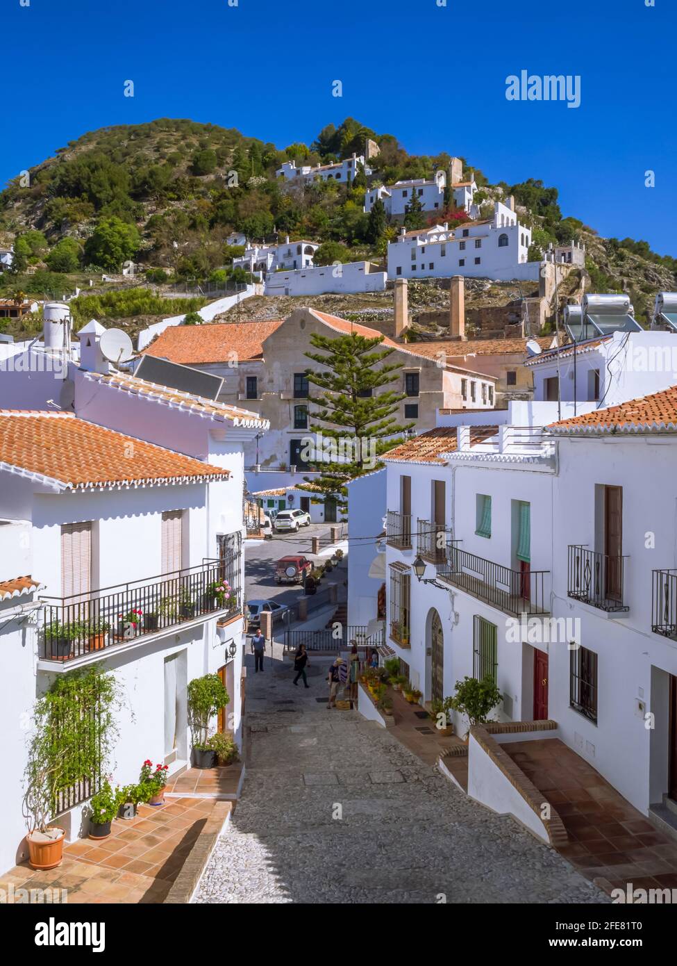 Eine typische Straße im maurischen Bergdorf Frigiliana in Andalusien, Spanien. Stockfoto
