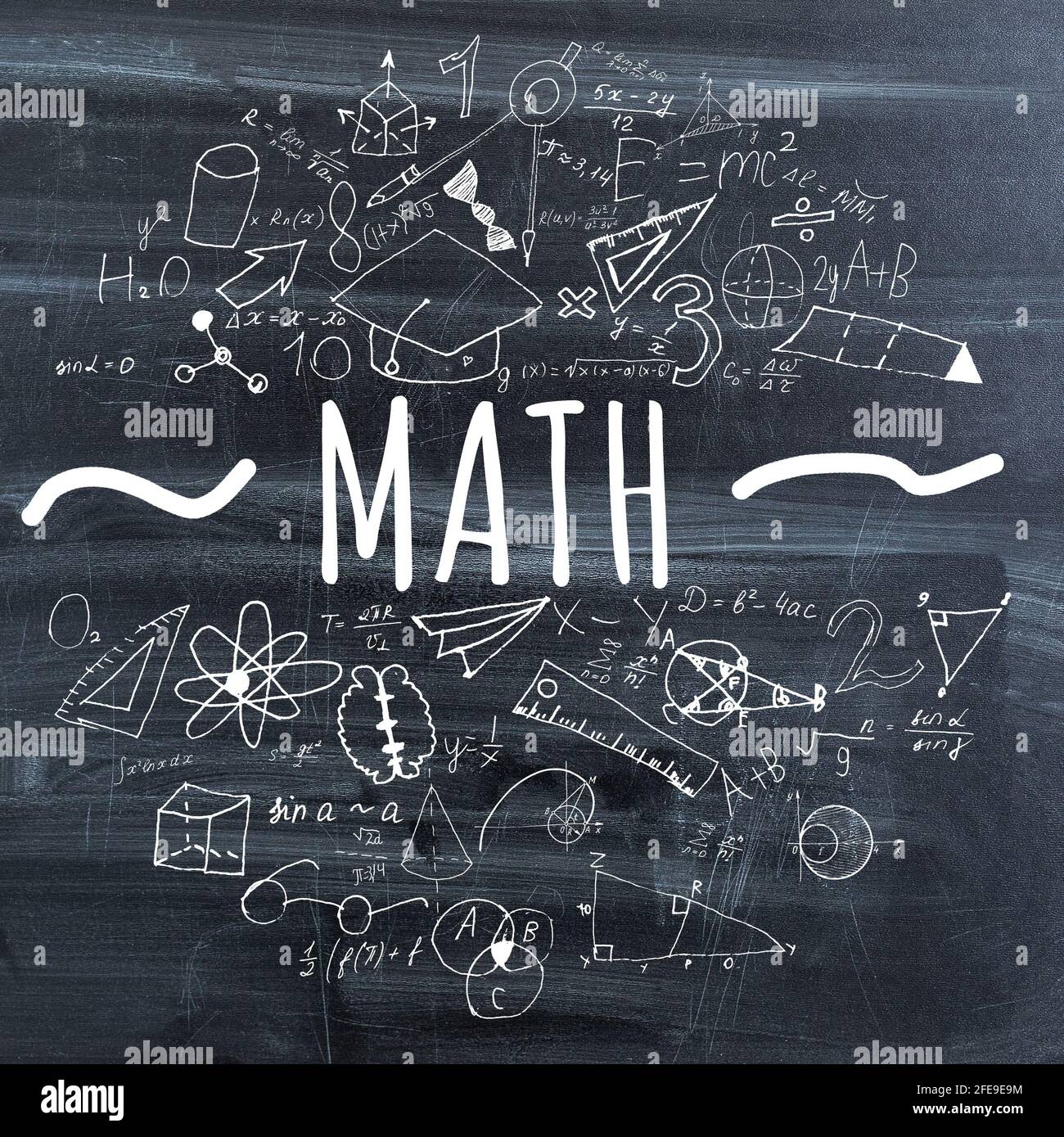 Tafel mit wissenschaftlichen Formeln und Berechnungen in Physik, Mathematik und elektrischen Schaltungen. Wissenschaft und Bildung. Stockfoto