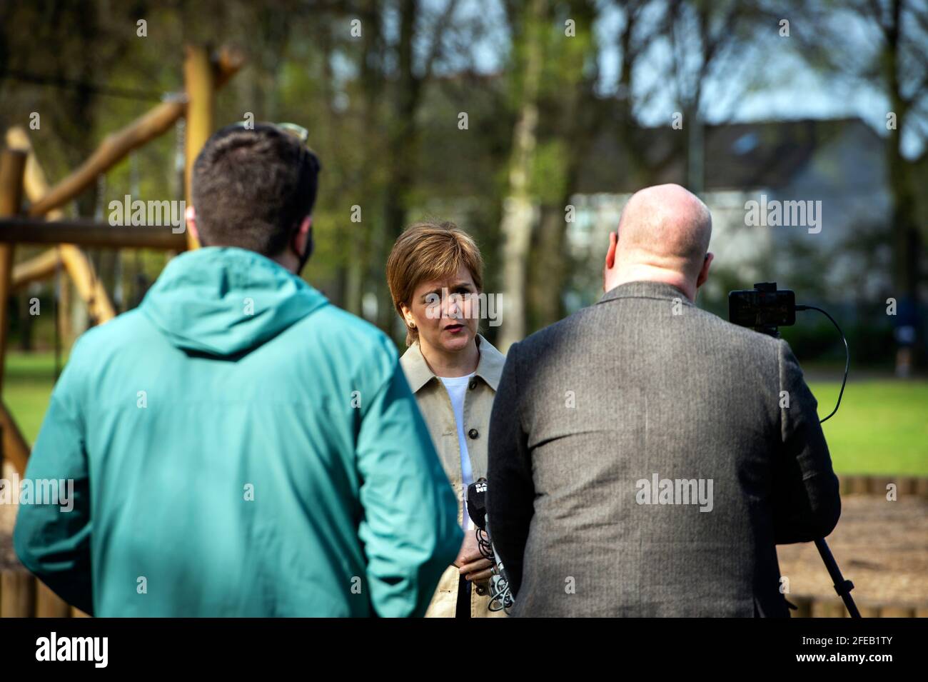 Die erste Ministerin Nicola Sturgeon in Renfrew, die sich für die schottischen Parlamentswahlen einsetzt. Bilddatum: Samstag, 24. April 2021. Stockfoto