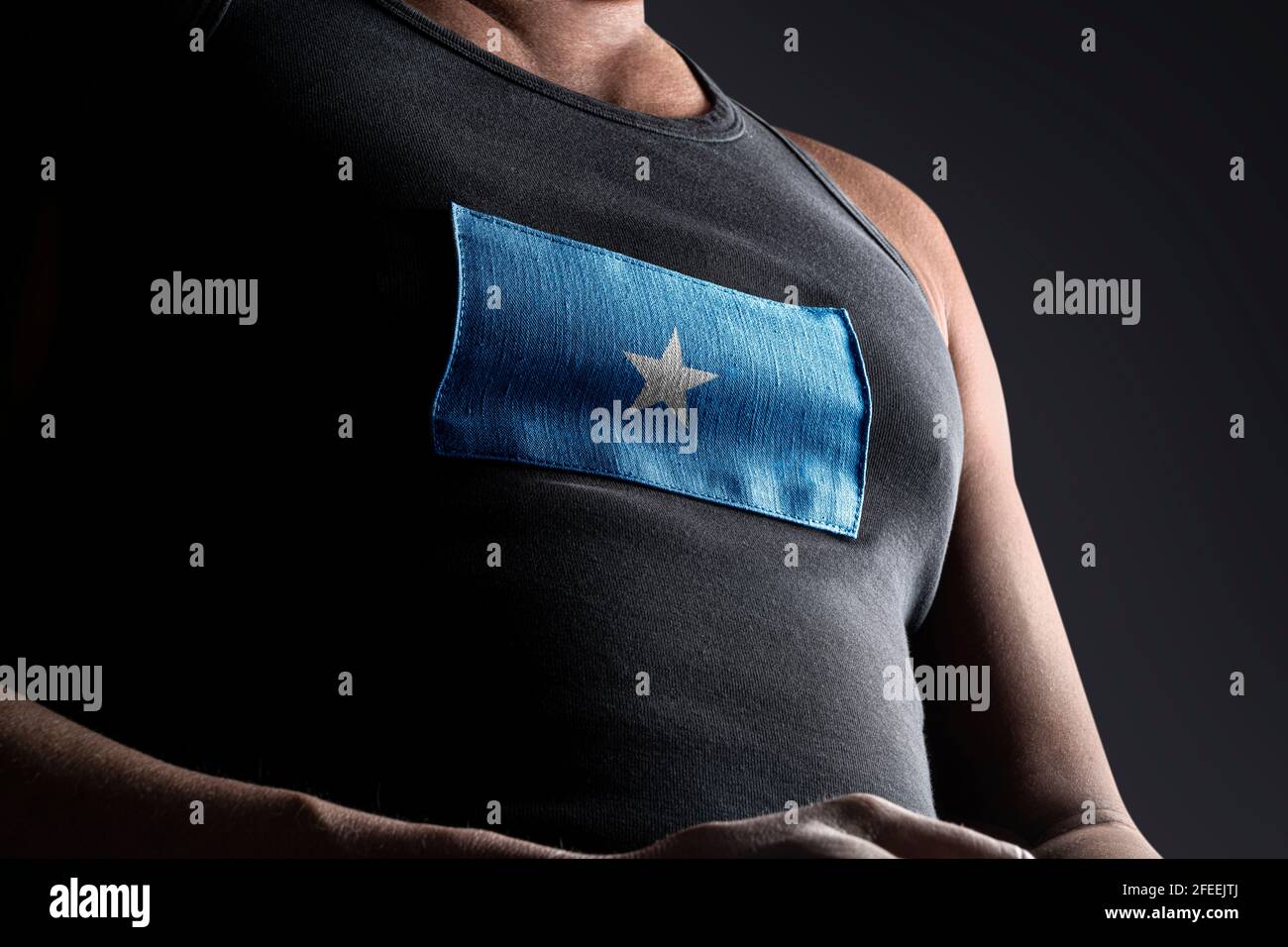 Die Nationalflagge Somalias auf der Brust des Athleten Stockfoto