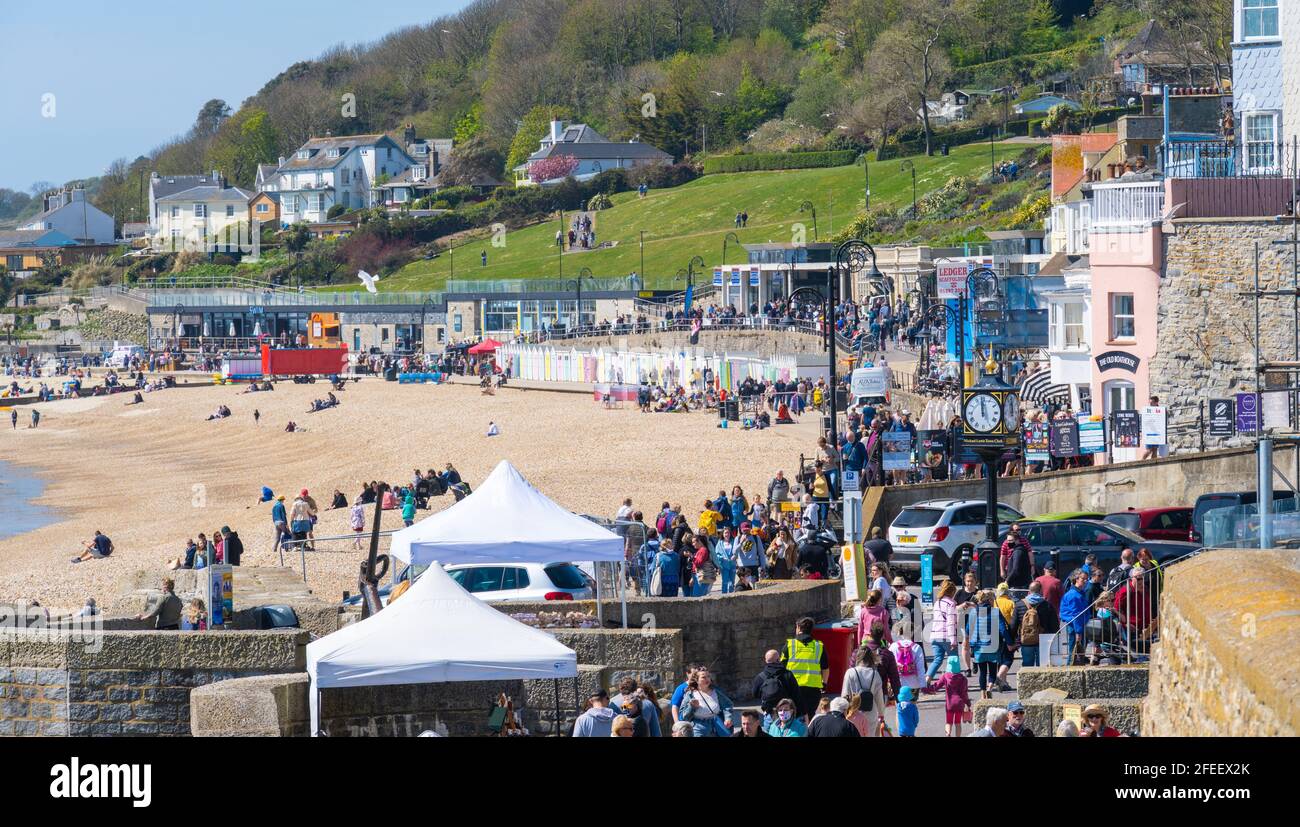 Lyme Regis, Dorset, Großbritannien. April 2021. Wetter in Großbritannien. Massen strömen in den Badeort Lyme Regis, um die warme Sonne und den strahlend blauen Himmel zu genießen. Viele sind in der Stadt, um das Eat Local Food and Drink Festival zu genießen, da die Stadt im Laufe der Jahre wieder normal wird. Eat zielt darauf ab, die besten Lebensmittel- und Getränkehersteller und Kunsthandwerker aus dem West Country in einer gut geführten, sicheren Umgebung im Freien zusammenzubringen. Kredit: Celia McMahon/Alamy Live Nachrichten Stockfoto