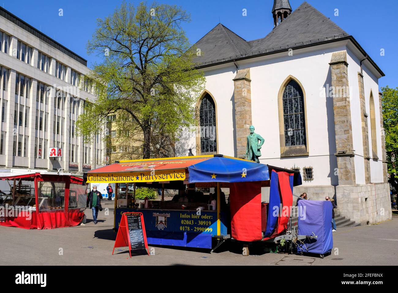 23.04.2021, Essen, Ruhrgebiet, Nordrhein-Westfalen, Deutschland - Gulaschkanone vor der Marktkirche in der Essener Innenstadt an der Kettwiger Straße Stockfoto