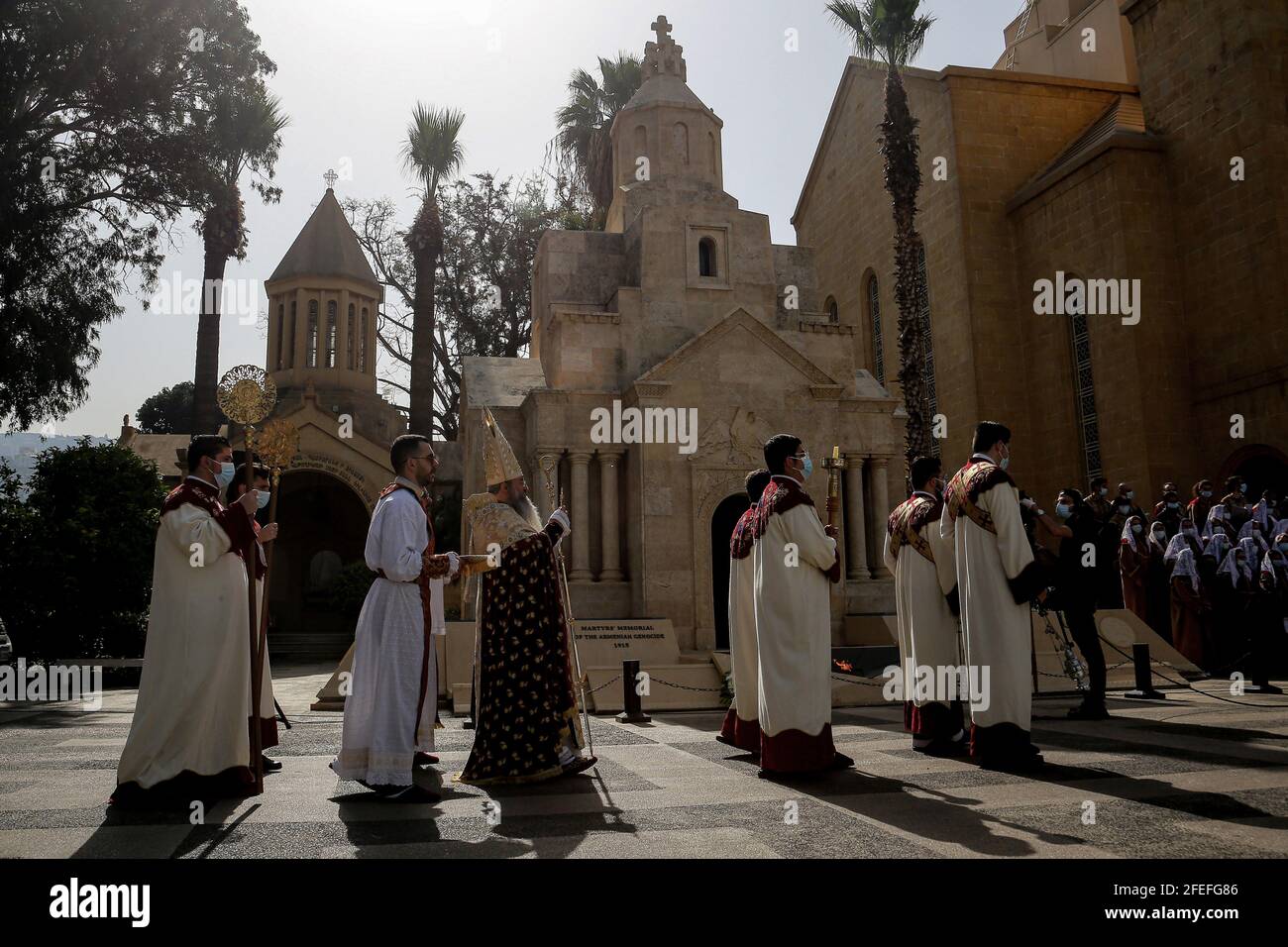 Antelias, Libanon. April 2021. Libanesische armenische Geistliche gehen bei einem Gottesdienst zum 106. Jahrestag des armenischen Völkermords, der 1915-1917 vom Osmanischen Reich und seiner damaligen Regierungspartei, dem Komitee der Union und des Fortschritts, begangen wurde, an einem Gedenkfriedhof vorbei. Während des Ersten Weltkriegs wird erwartet, dass US-Präsident Joe Biden das Massaker als Völkermord anerkennt. Quelle: Marwan Naamani/dpa/Alamy Live News Stockfoto