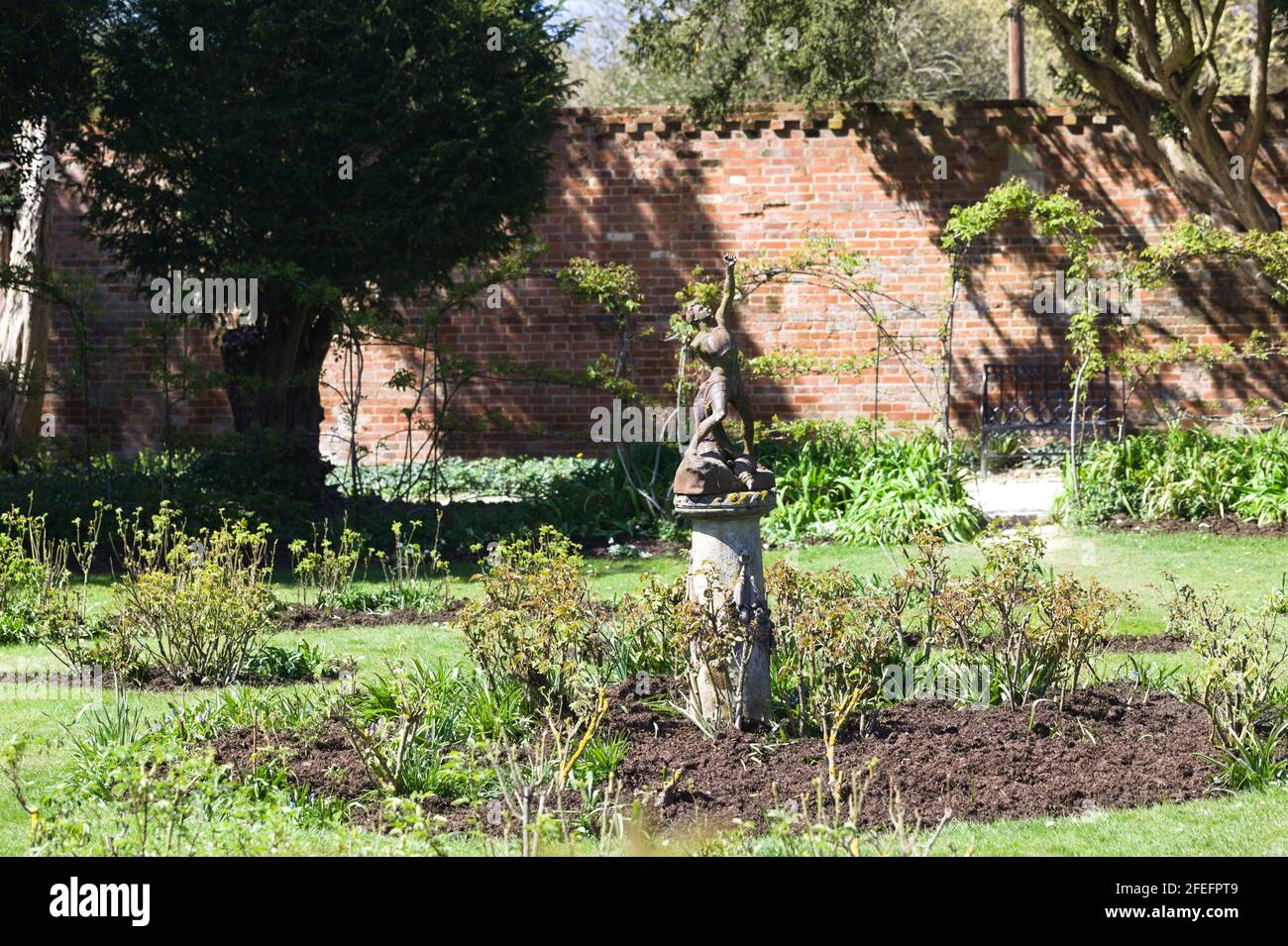 Blick auf die bezaubernde viktorianische Skulptur in den Bridge End Gardens, Saffron Walden, Essex, Großbritannien, April 2021 Stockfoto