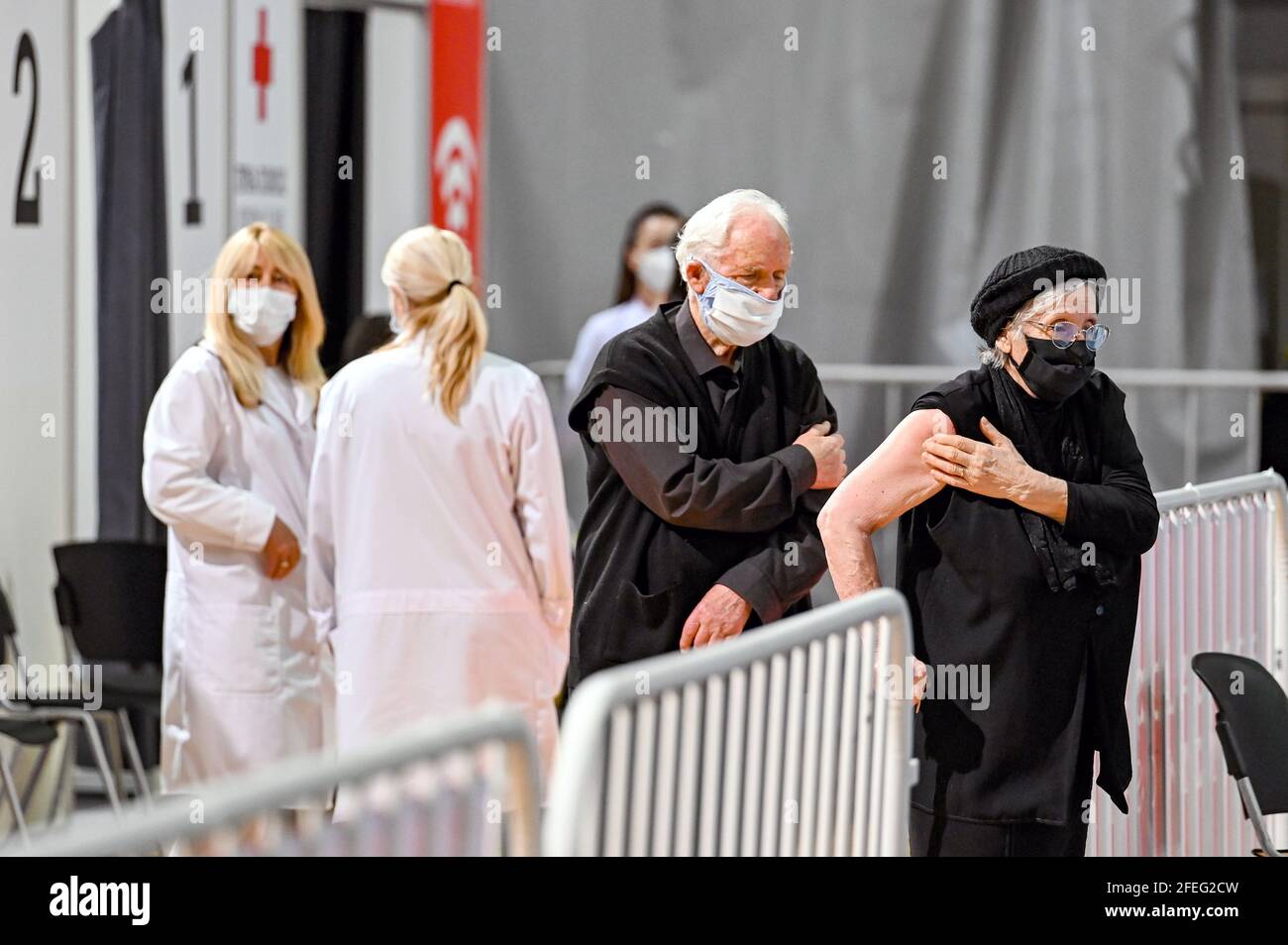 Skopje, Nordmakedonien. April 2021. Ältere Menschen werden nach der Verabreichung des Impfstoffs Sputnik V in Skopje, Nordmakedonien, am 23. April 2021 gesehen. Quelle: Tomislav Georgiev/Xinhua/Alamy Live News Stockfoto