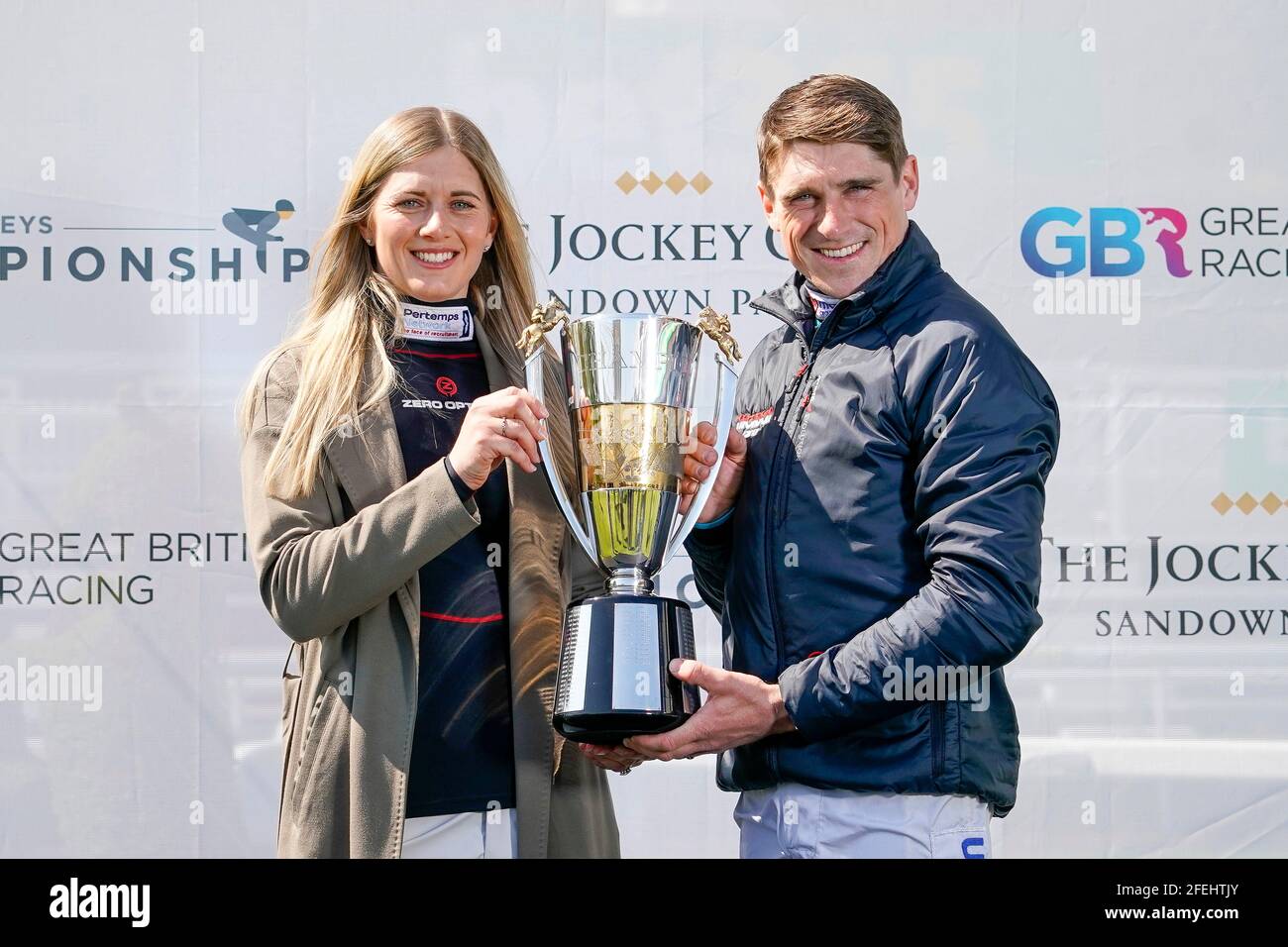 Harry Skelton feiert mit seiner Frau Bridget auf der Sandown Park Racecourse, Esher, die Trophäe „Champion Jockey“ für die nationale Jagdsaison 2020-21. Bilddatum: Samstag, 24. April 2021. Stockfoto