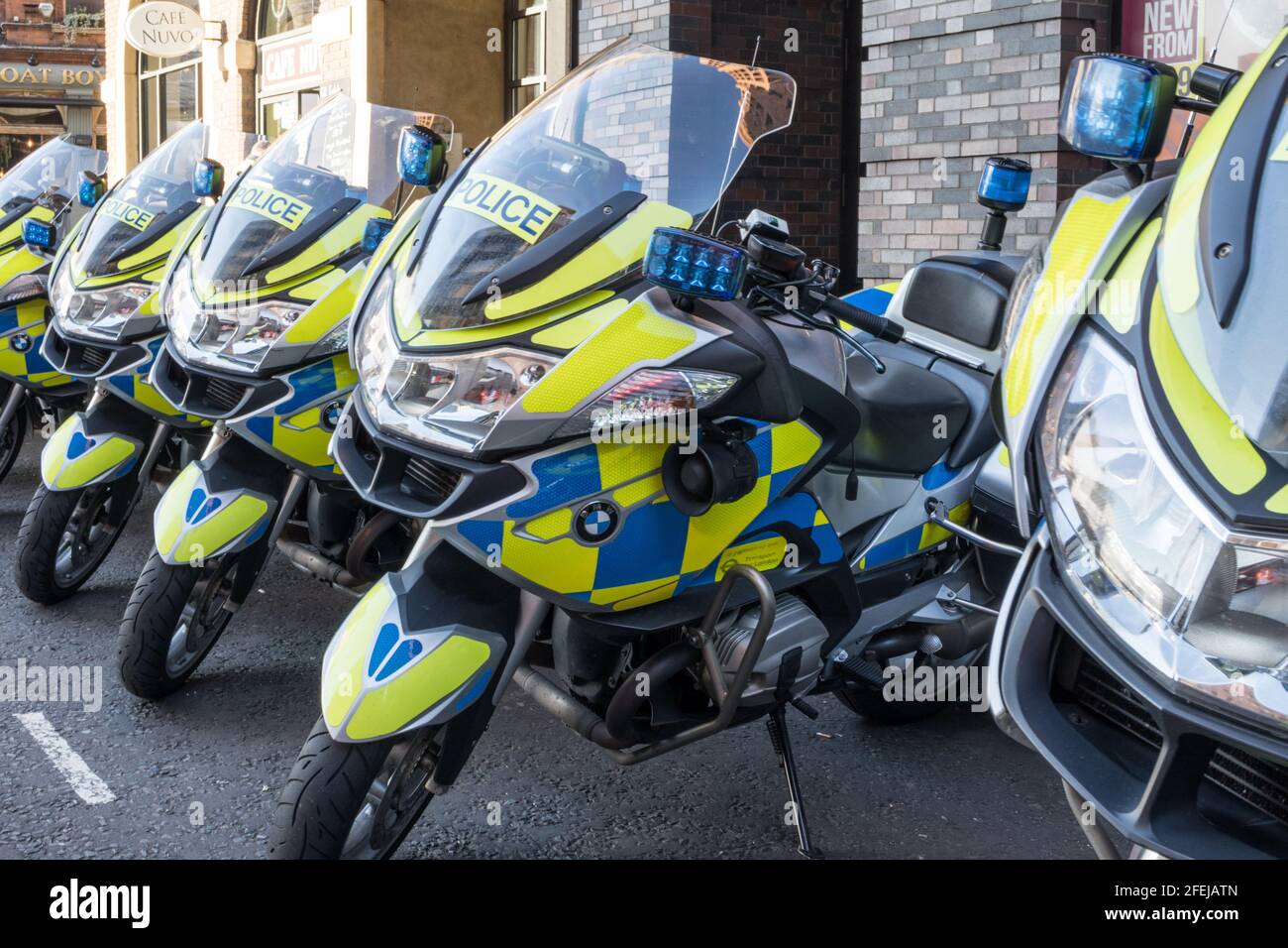 LONDON, Großbritannien - 10 2020. September: Eine Gruppe von 5 Polizeimotorrädern der Londoner Metropolitan-Polizei parkte in einer Schlange Stockfoto