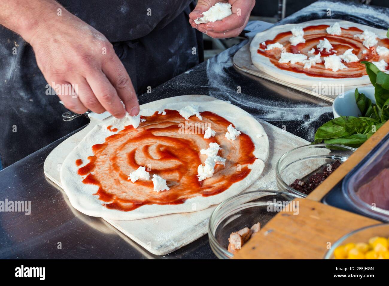 Margherita Pizza wird auf dem Lebensmittelmarkt hergestellt, Mozzarella-Käse wird aus nächster Nähe aufgemacht. Stockfoto