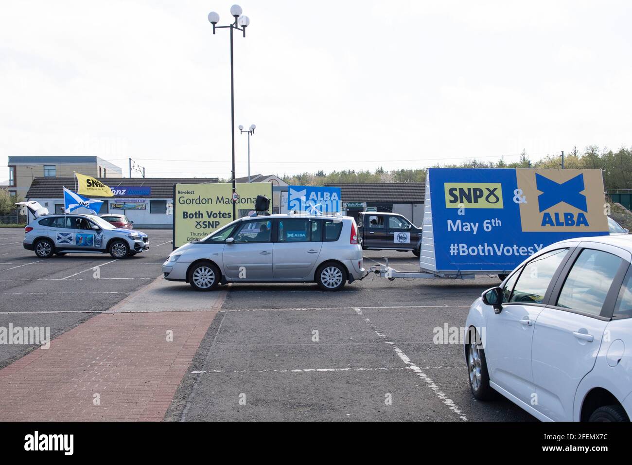 Edinburgh, Schottland, Großbritannien. April 2021. IM BILD: Kampf der Billboards: Alba Party Billboard mit einer SNP-Plakatwand, die gerade auftauchten. Die Plakatkampagne der Alba-Partei wurde während des #supermajoritysaturday der schottischen Parlamentswahlen in den letzten 2 Wochen vor dem Ende der Umfragen auf der West Side Plaza in Edinburgh gesehen. Quelle: Colin Fisher/Alamy Live News Stockfoto