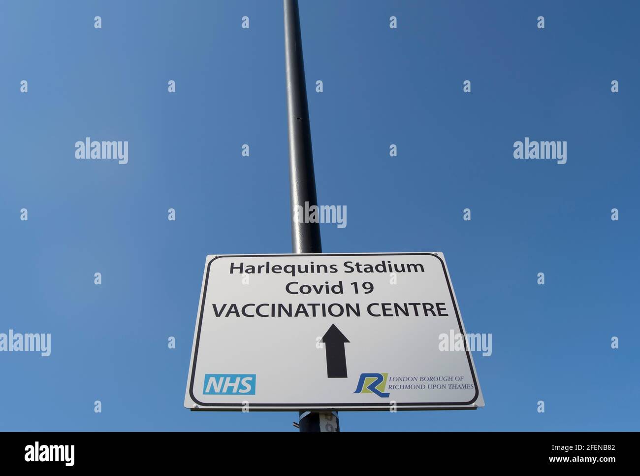 Richtungsschild für ein Covid-19 Impfzentrum im Harlekine Stadion oder das twickenham stoop, twickenham, middlesex, england Stockfoto