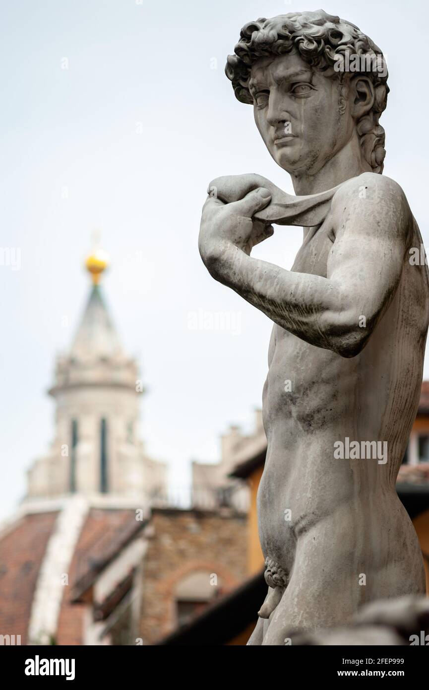 Kopie von Michelangelos David, am Eingang des Palazzo Vecchio. Brunelleschi Kuppel im Hintergrund Stockfoto
