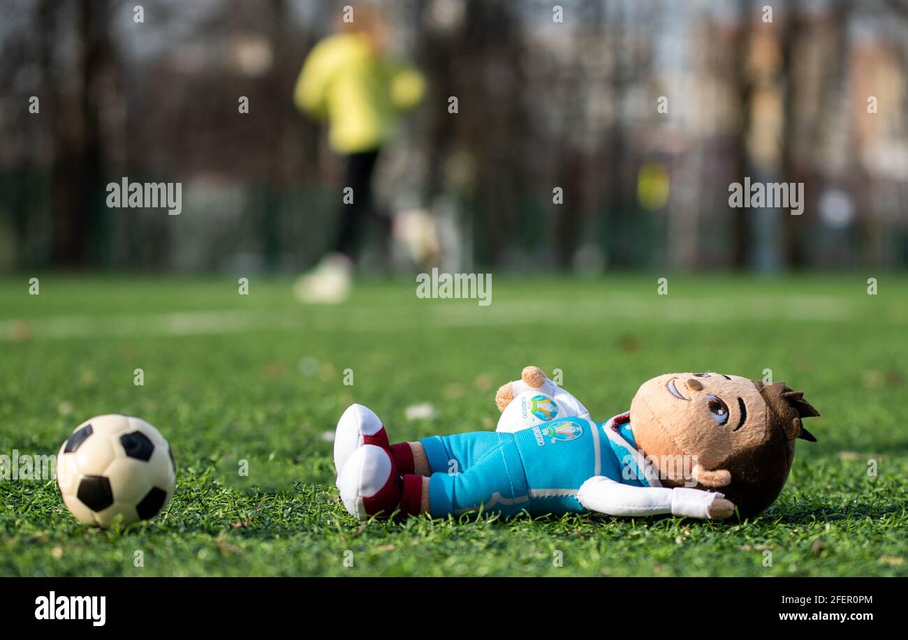 16. April 2021 Moskau, Russland. Plüschtier-Maskottchen der Fußball-Europameisterschaft 2020 Skillzy auf dem grünen Rasen des fußballstadi Stockfoto