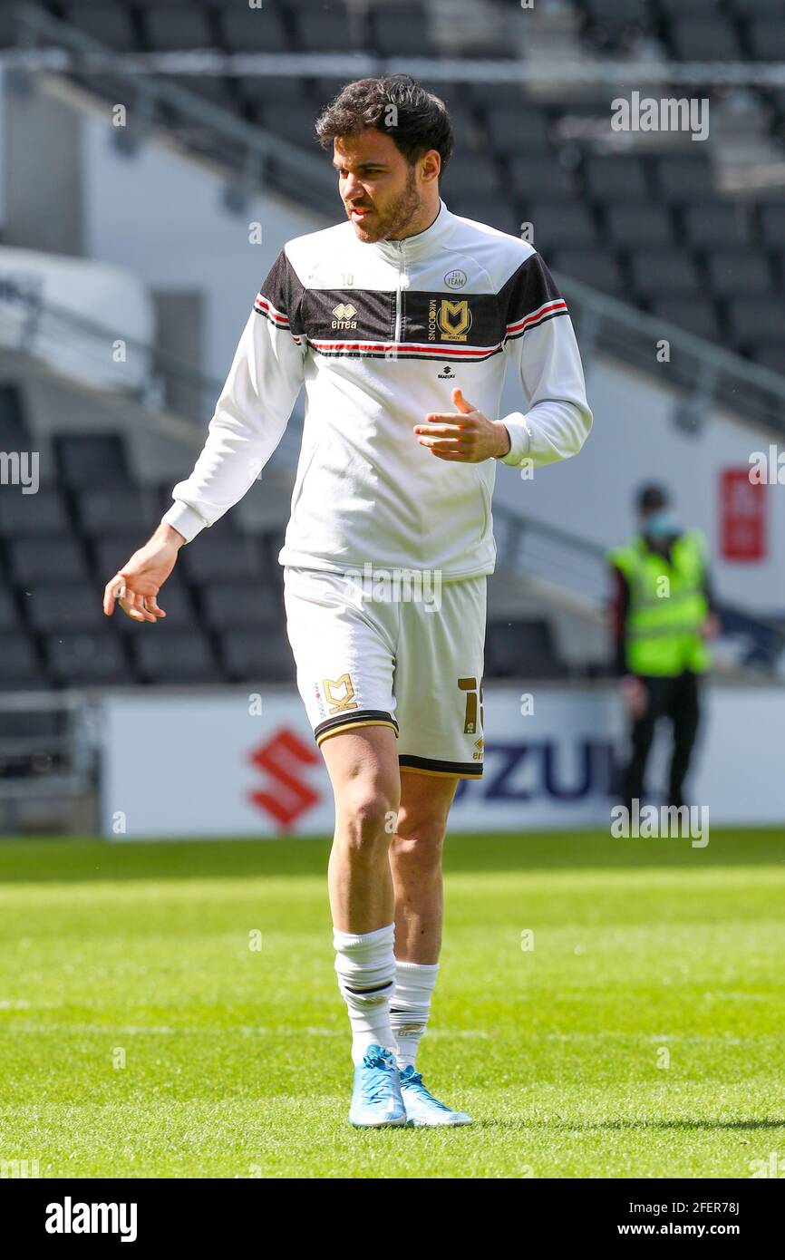 MILTON KEYNES, ENGLAND. 24. APRIL: Milton Keynes Dons Scott Fraser erwärmt sich vor der Sky Bet League ein Spiel zwischen MK Dons und Swindon Town im Stadium MK, Milton Keynes am Samstag, 24. April 2021. (Kredit: John Cripps, Mi News) Kredit: MI Nachrichten & Sport /Alamy Live Nachrichten Stockfoto