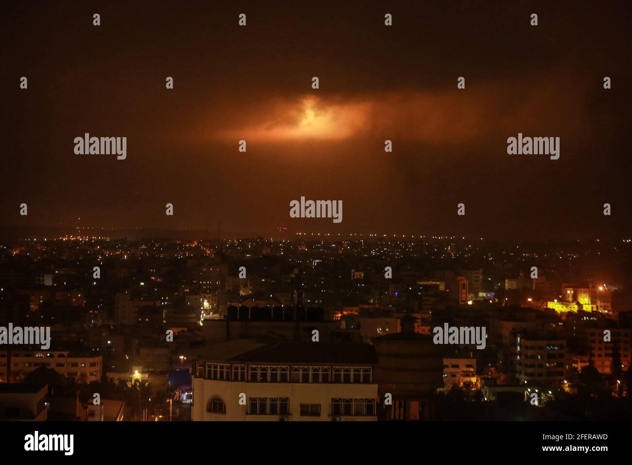 24. April 2021, Palästinensische Gebiete, Gaza-Stadt: Die von der israelischen Armee abgefeuerten Bomben können durch die Wolken gesehen werden, nachdem die palästinensischen Kämpfer in Gaza-Stadt als Reaktion auf die Zusammenstöße, die über Nacht in Ost-Jerusalem stattfanden, eine Reihe von Raketen und Raketen auf die israelische Seite in Gaza-Stadt abgefeuert hatten. Foto: Mohammed Talatene/dpa Stockfoto