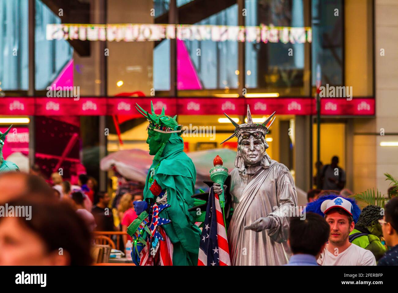 Zwei Männer, die manchmal im Kostüm der Freiheitsstatue auftreten Quadratisch Stockfoto