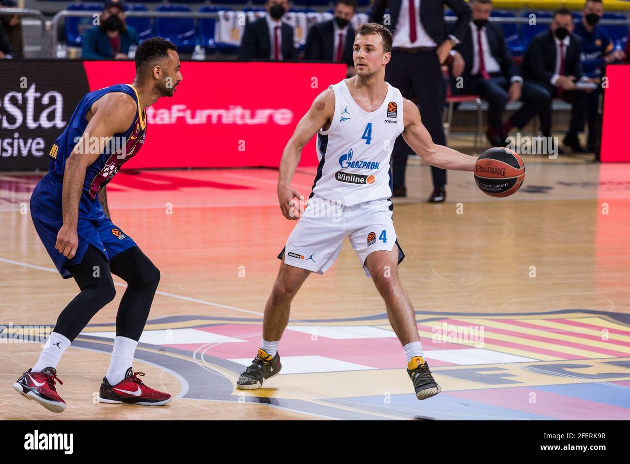 Kevin Pangos von Zenit St. Petersburg und Adam Hanga vom FC Barcelona während der EuroLeague der Turkish Airlines spielen die Playoffs des Basketballspiels 2 zwischen dem FC Barcelona und Zenit St. Petersburg am 23. April 2021 im Palau Blaugrana in Barcelona, Spanien - Foto Javier Borrego / Spanien DPPI / DPPI / LiveMedia Stockfoto