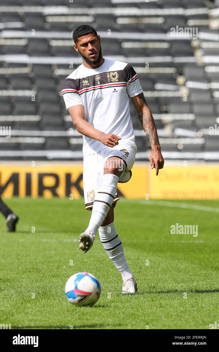 MILTON KEYNES, ENGLAND. 24. APRIL: Milton Keynes Dons Zak Jules erwärmt sich vor der Sky Bet League ein Spiel zwischen MK Dons und Swindon Town im Stadium MK, Milton Keynes am Samstag, 24. April 2021. (Kredit: John Cripps, Mi News) Kredit: MI Nachrichten & Sport /Alamy Live Nachrichten Stockfoto