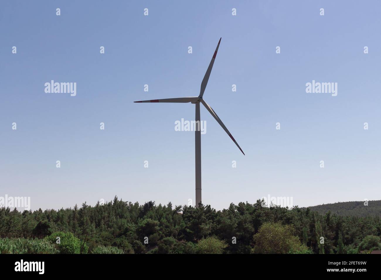 Blick auf die Windmühlenfarm und die Landschaft der Ägäis im Stadtteil Urla der türkischen Provinz Izmir. Windkraftanlagen produzieren saubere, erneuerbare Energie. Nachhaltigkeit Stockfoto