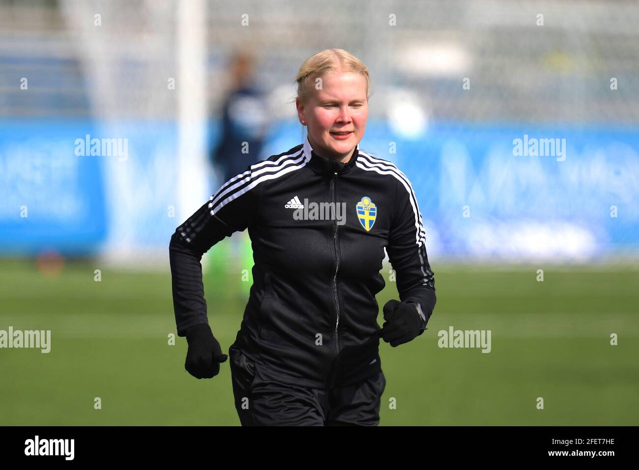 Assistentin Alisa Levalampi vor dem Spiel in der Schwedischen Liga OBOS Damallsvenskan am 24. April 2021 zwischen AIK und Linkopings FC bei Skytteholms IP in Stockholm, Schweden Stockfoto