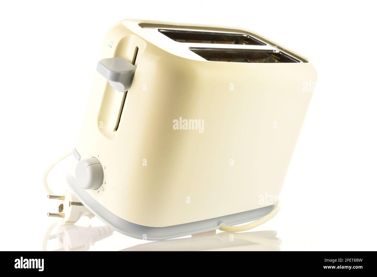 Ein Toaster, Nahaufnahme, isoliert auf Weiß. Stockfoto