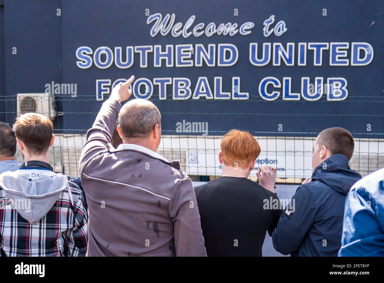 Roots Hall, Southend on Sea, Essex, Großbritannien. April 2021. Im Fußballverein Southend Utd findet ein Protest statt, der nahe dem Ende der zweiten Liga schmachten und mit einem hohen Risiko des Abstiegsseguts in einen nicht-Liga-Status bedroht ist. Die Fans beschuldigen den Vorsitzenden Ron Martin, dass er sich auf die Entwicklung von Roots Hall in Wohnungen und einen Umzug in ein neugebautes Stadion auf Fossetts Farm auf Kosten des Teams konzentriert hat. Ein Verlust für die Besucher Orient heute würde den Abstieg bestätigen. Unterstützer befürchten, dass Roots Hall ohne Garantie für ein neues Zuhause entwickelt werden könnte, was die Zukunft des Clubs riskiert Stockfoto