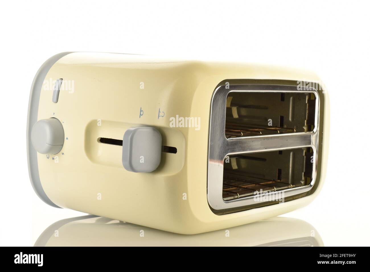 Ein Toaster, Nahaufnahme, isoliert auf Weiß. Stockfoto