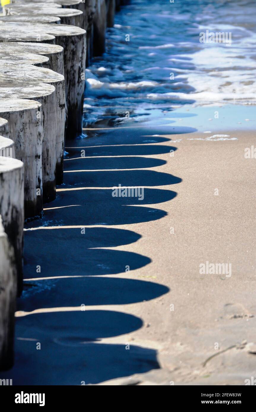 Blick auf die Ostsee mit leichter Brandung. Im Vordergrund eine Reihe von Wellenbrechern Stockfoto