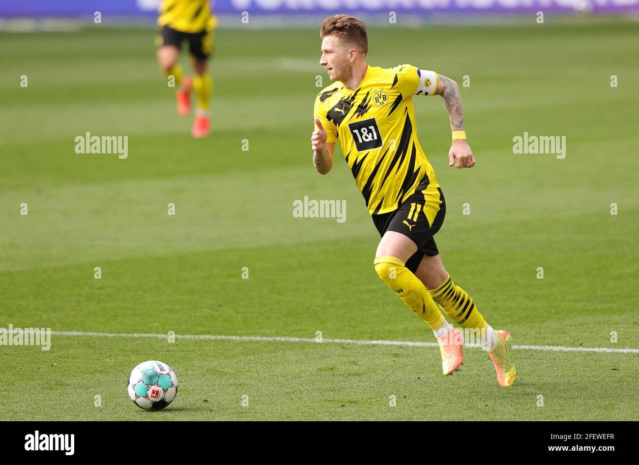 firo: 24.04.2021, Fußball: Fußball: 1. Bundesliga, Saison 2020/21 VfL Wolfsburg - BVB, Borussia Dortmund BVB Marco Reus, Individual Action, weltweit im Einsatz Stockfoto