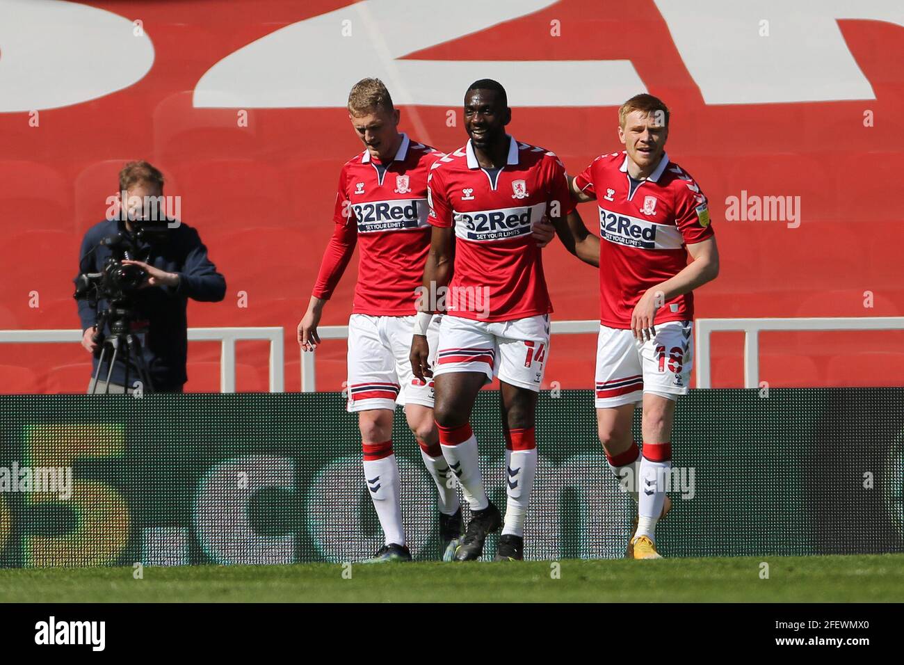 MIDDLESBROUGH, GROSSBRITANNIEN. 24. APRIL Yannick Bolasie von Middlesbrough hat am Samstag, den 24. April 2021 im Riverside Stadium, Middlesbrough, ihr erstes Tor während des Sky Bet Championship-Spiels zwischen Middlesbrough und Sheffield erreicht. (Quelle: Mark Fletcher, Mi News) Stockfoto