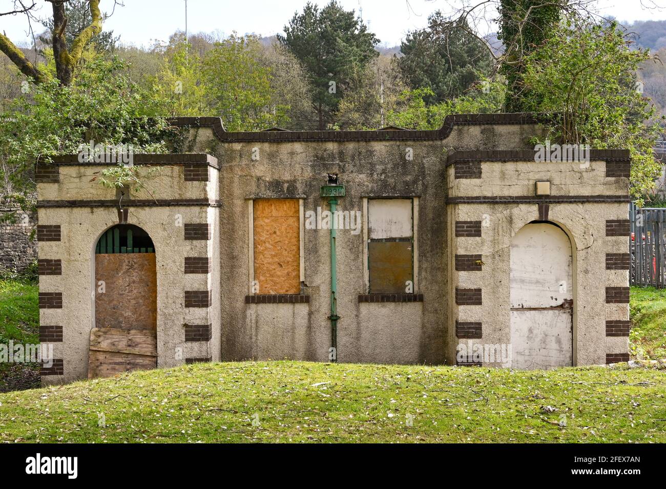 Pontypridd, Wales - April 2021: Alte öffentliche Toiletten im Ynysangharad Park in Pontypridd. Die Toiletten, die 1931 gebaut wurden, sind nicht mehr in Gebrauch. Stockfoto