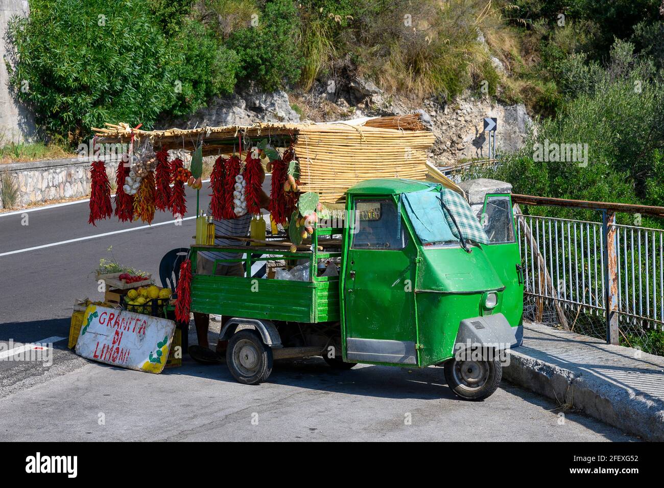 Ein kleiner mobiler Verkaufsstand am Straßenrand in Italien mit verschiedenen Obst- und Gemüsesorten. Stockfoto