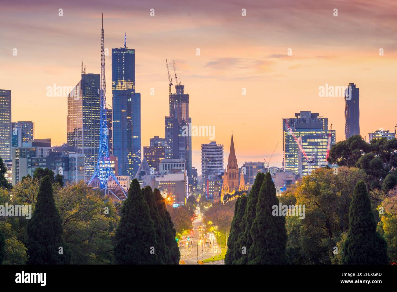 Panoramablick auf die Skyline von Melbourne bei Dämmerung in Australien Stockfoto