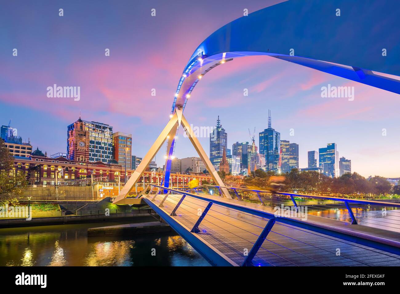 Panoramablick auf die Skyline von Melbourne bei Dämmerung in Australien Stockfoto