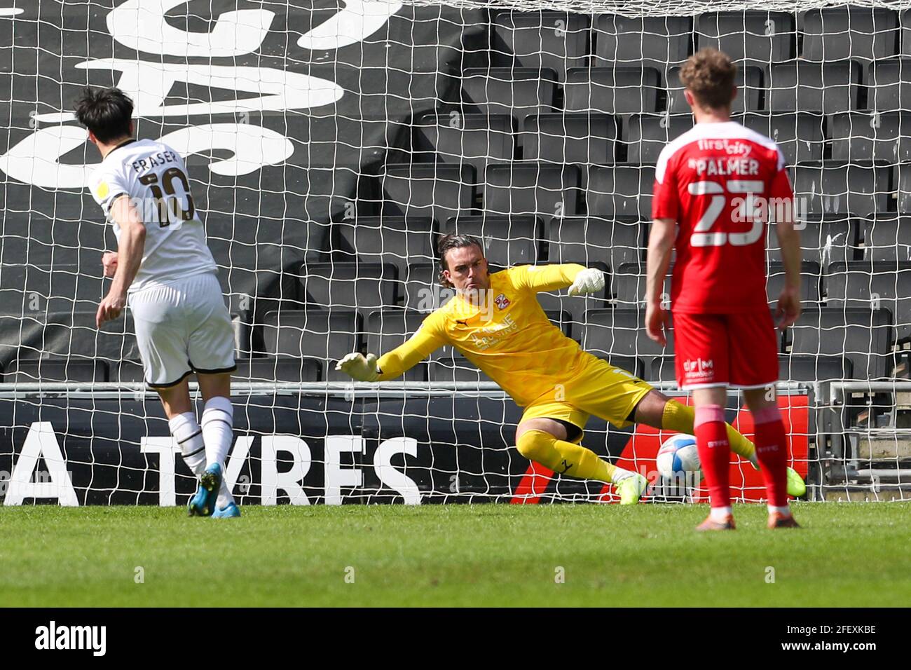 MILTON KEYNES, ENGLAND. 24. APRIL: Scott Fraser punktet für Milton Keynes Dons aus dem Strafpunkt, um ihre Führung zu verlängern und es mit 2:0 gegen Swindon Town zu erreichen, während der Sky Bet League ein Spiel zwischen MK Dons und Swindon Town im Stadium MK, Milton Keynes am Samstag, 24. April 2021. (Kredit: John Cripps, Mi News) Kredit: MI Nachrichten & Sport /Alamy Live Nachrichten Stockfoto