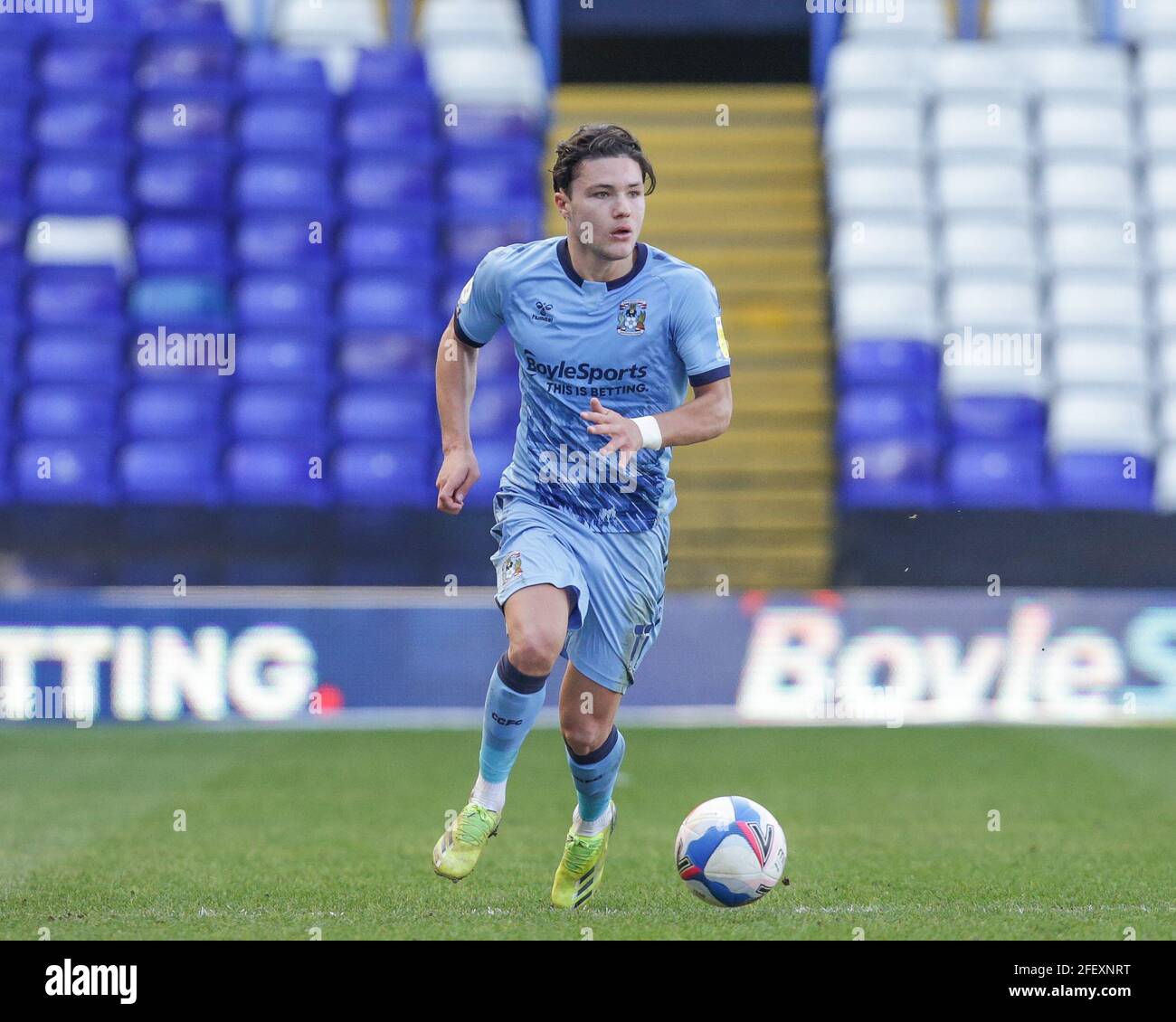 Callum OHare #11 von Coventry City dribbelt den Ball in Birmingham, Vereinigtes Königreich am 4/24/2021. (Foto von Simon Bissett/News Images/Sipa USA) Stockfoto