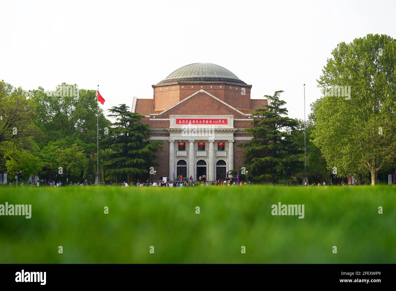 Peking, China. April 2021. Die Campuslandschaft ist an der Tsinghua Universität in Peking, der Hauptstadt Chinas, am 24. April 2021 abgebildet. Die Tsinghua Universität wird am 25. April ihres 110. Jahrestages gedenken. Quelle: Xing Guangli/Xinhua/Alamy Live News Stockfoto