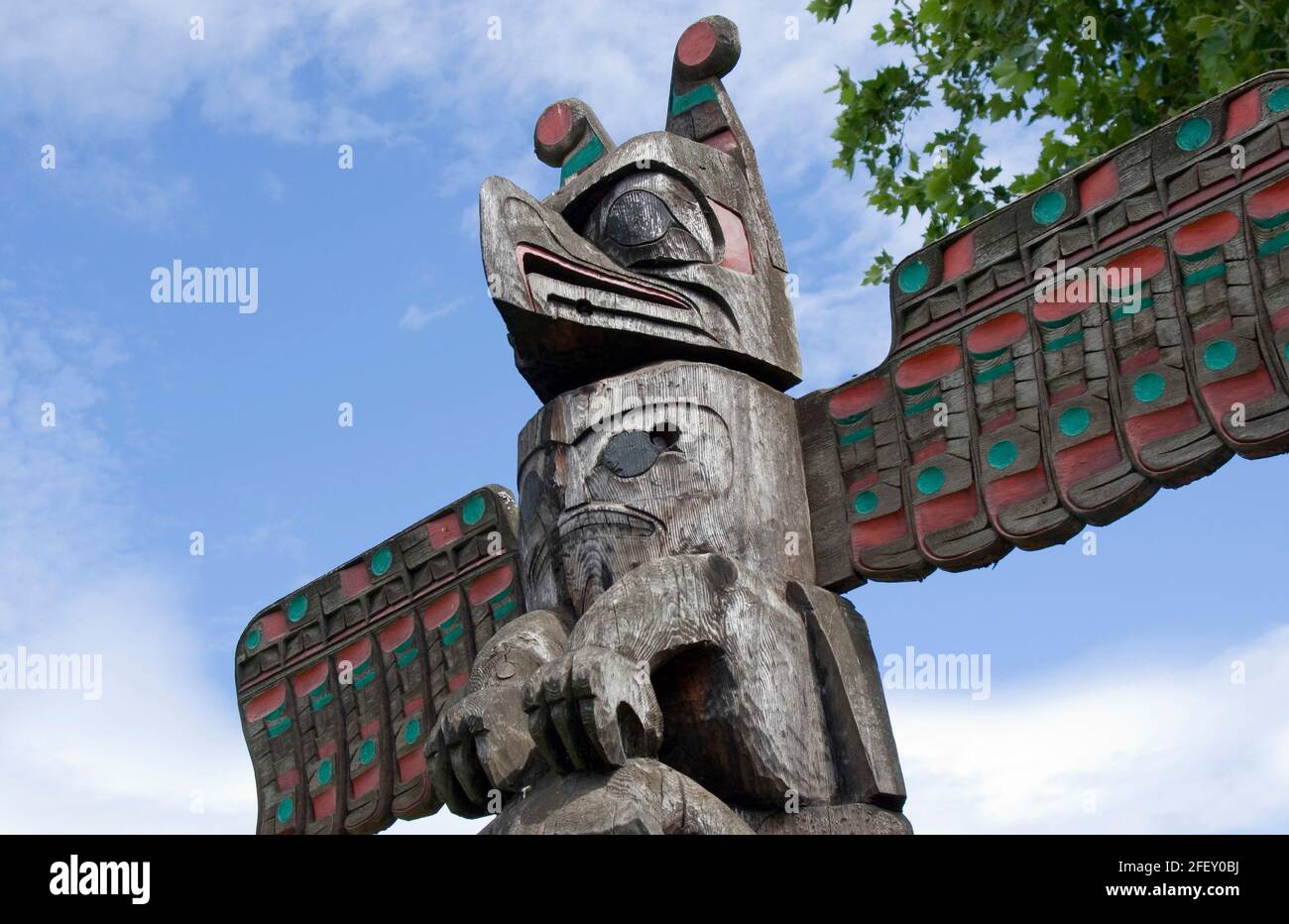 Thunderbird Above Whale Above Bear - Carver: Norman John 1987. Cowichan Valley, Vancouver Island, British Columbia, Kanada. Stockfoto