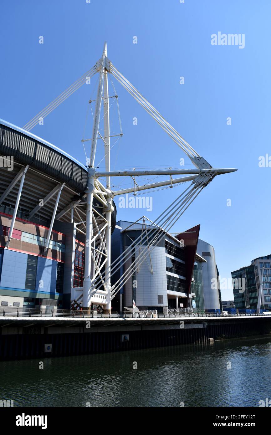 Blick auf das Fürstentum Stadium und das Vue Kino auf der anderen Seite des Flusses Taff, Cardiff, Wales Stockfoto