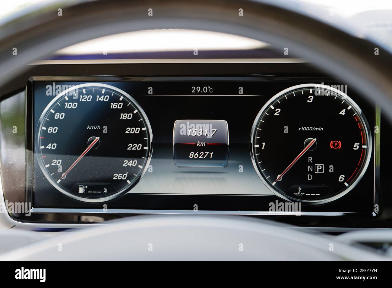 Digitales Instrument-Cluster im neuen modernen Luxusauto Stockfoto