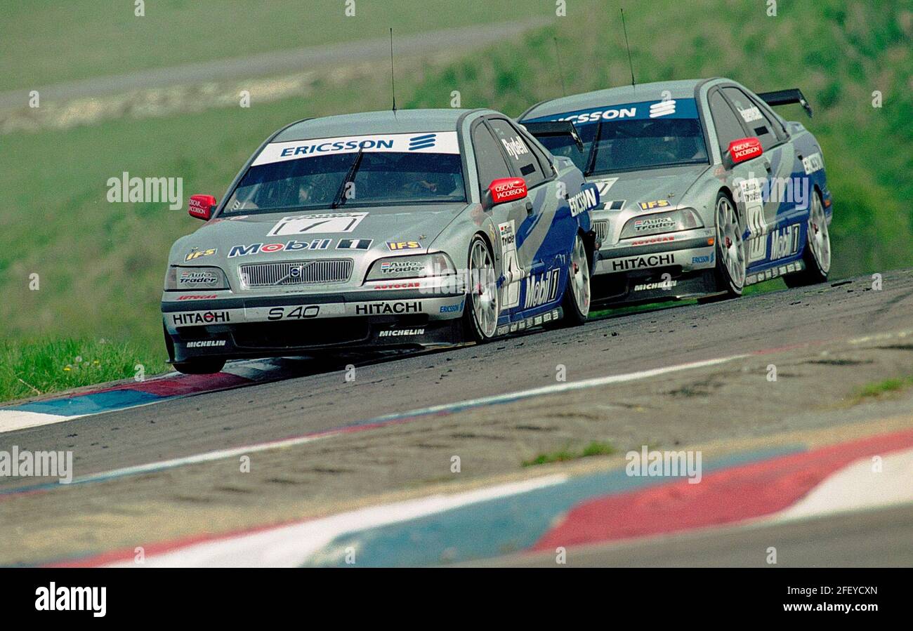 Der Volvo S40 von Rickard Rydell und Vincent Radermecker fuhr 1999 im BTCC auf der Thruxton-Rennstrecke. Stockfoto